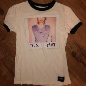 taylor swift 1989 tour merch shirt / merchandise